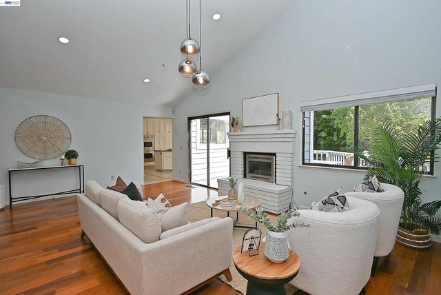 16 McNamara Ln, Martinez, CA 94553