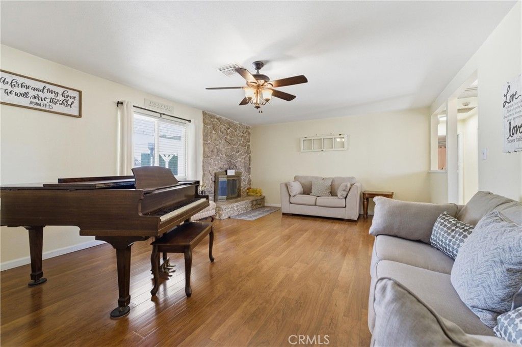 Image 11 of property listing at 4722 W Avenue L8, Lancaster, CA 93536