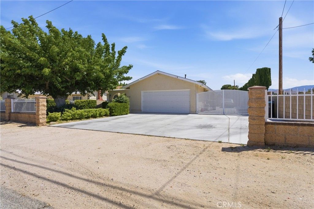 Image 2 of property listing at 4722 W Avenue L8, Lancaster, CA 93536