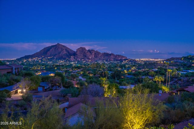 4455 E Moonlight Way, Paradise Valley, AZ 85253