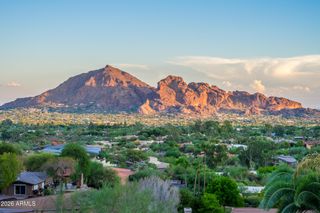 4455 E Moonlight Way, Paradise Valley, AZ 85253