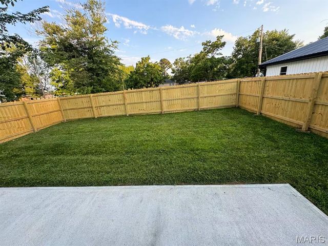 200 Missouri Avenue, St James, MO 65559