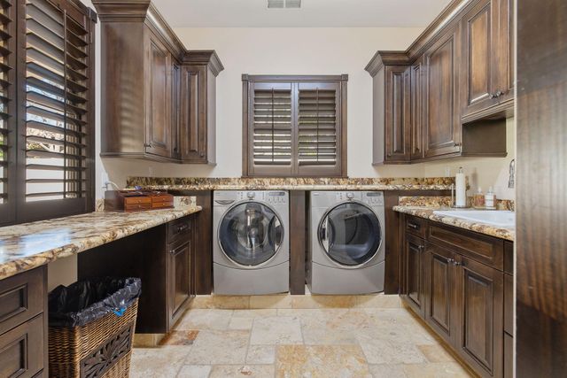 1611 N Pienza Street, Visalia, CA 93291