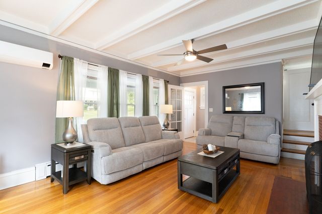 15 Holbrook St, Palmer, MA 01069