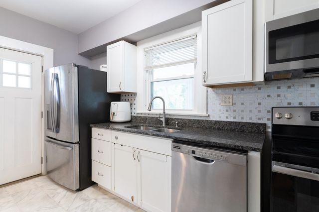 15 Holbrook St, Palmer, MA 01069