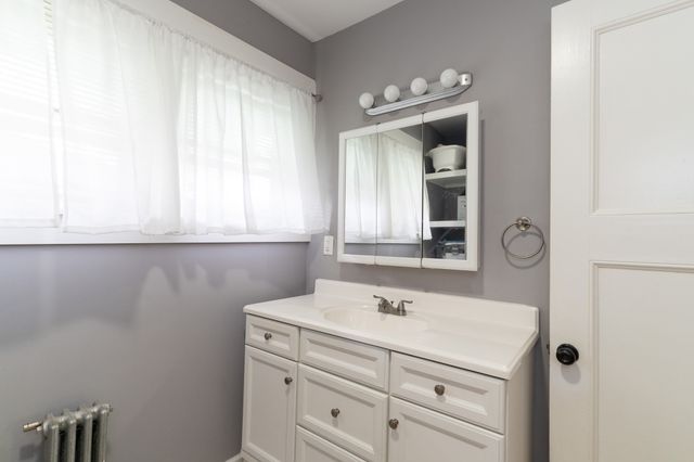 15 Holbrook St, Palmer, MA 01069