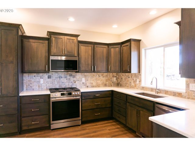 240 Sw Jefferson St, Sheridan, OR 97378