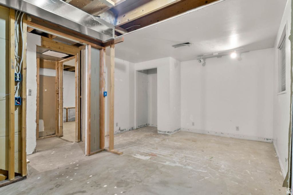 Image 28 of property listing at 3440 E WINESAP RD, Cottonwood Heights, UT 84121