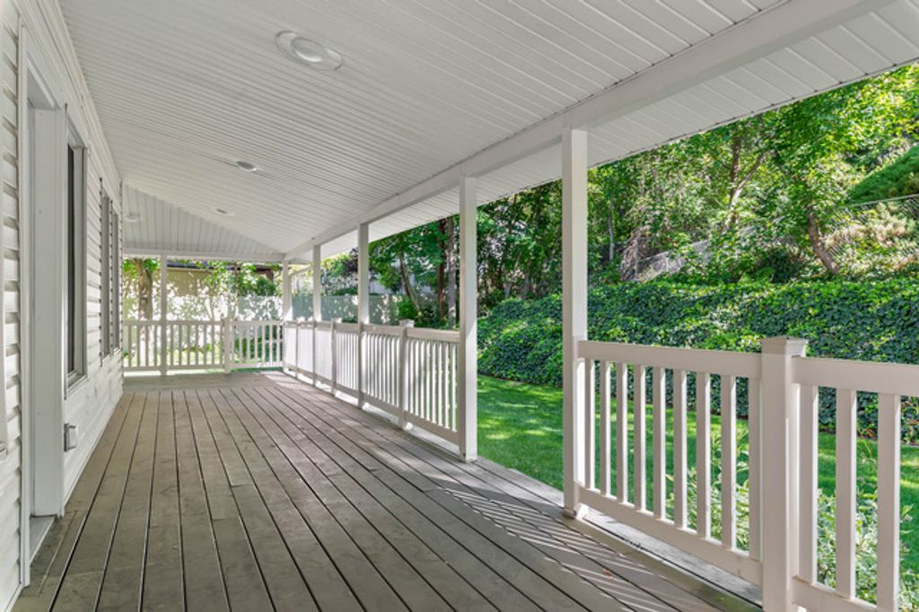 Image 5 of property listing at 3440 E WINESAP RD, Cottonwood Heights, UT 84121