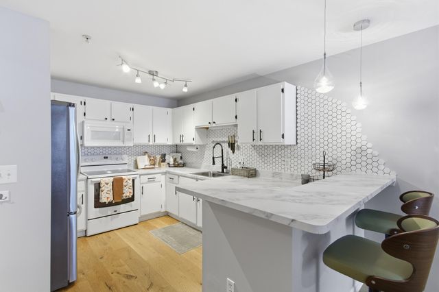 28211 Oakmonte Circle E, New Hudson, MI 48165