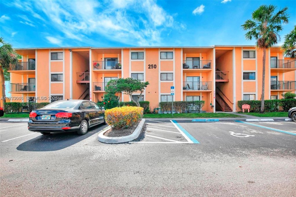 250 W Palm Cir W 301, Pembroke Pines, FL 33025