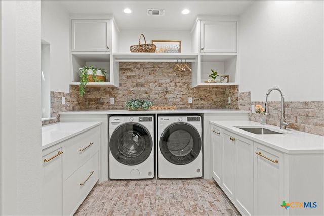 202 Hub Drive, Wimberley, TX 78676