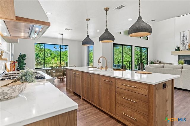 202 Hub Drive, Wimberley, TX 78676