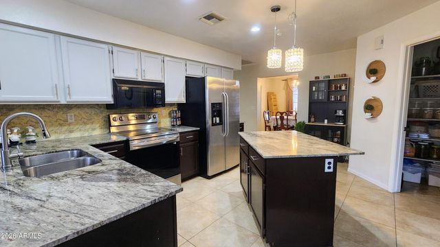 7425 W JENAN Drive, Peoria, AZ 85345