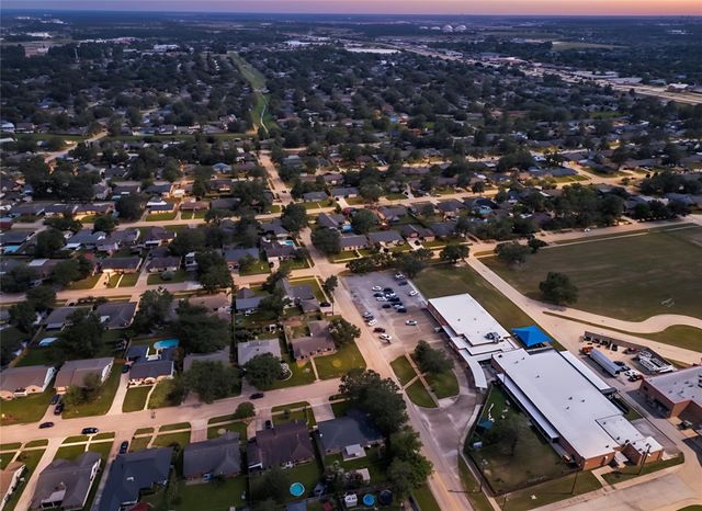 402 Fintona Way, Houston, TX 77015