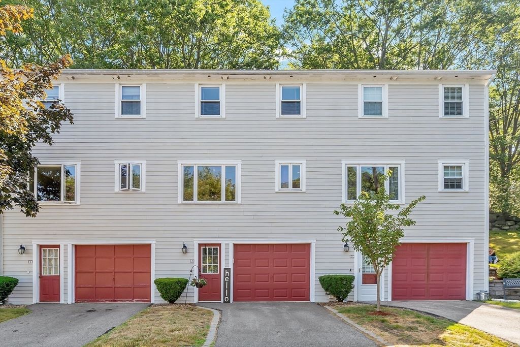 106 Park Ave W D9, Lowell, MA 01852