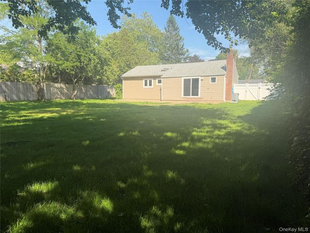 16 Lincoln Drive, Oakdale, NY 11769