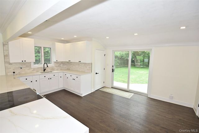 16 Lincoln Drive, Oakdale, NY 11769
