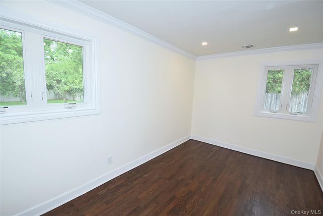 16 Lincoln Drive, Oakdale, NY 11769