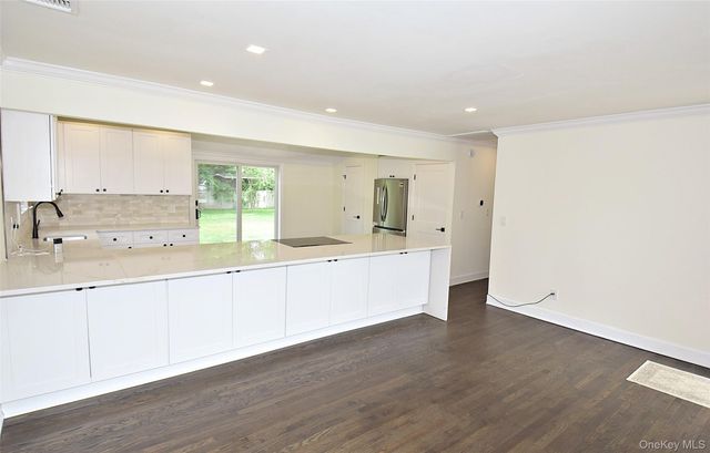 16 Lincoln Drive, Oakdale, NY 11769