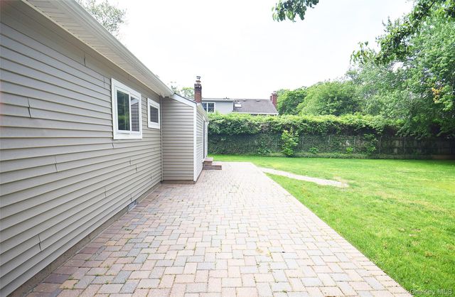 16 Lincoln Drive, Oakdale, NY 11769