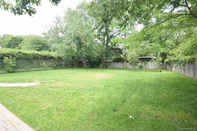 16 Lincoln Drive, Oakdale, NY 11769