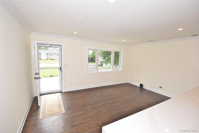 16 Lincoln Drive, Oakdale, NY 11769