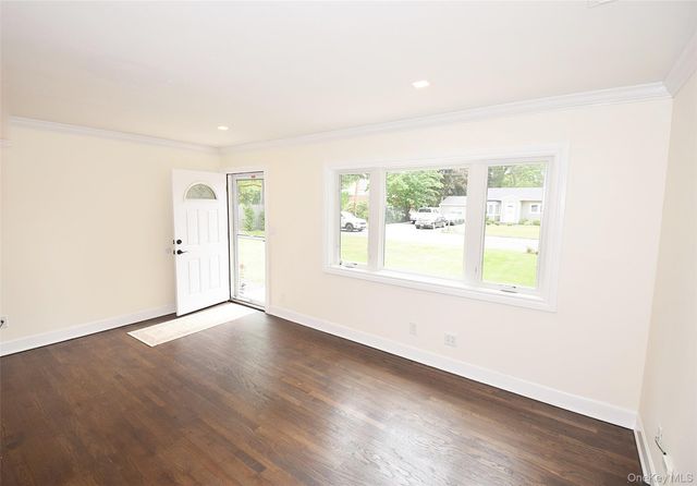 16 Lincoln Drive, Oakdale, NY 11769