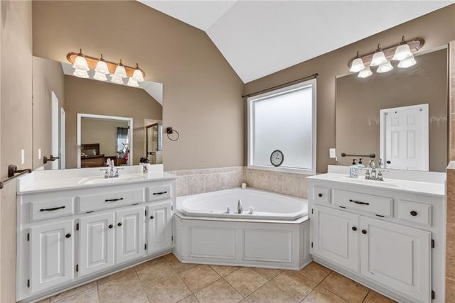 6719 NW Monticello Terrace, Parkville, MO 64152