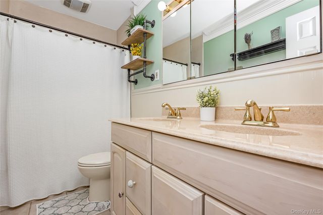 10 Glen Hollow Road C7, Holtsville, NY 11742