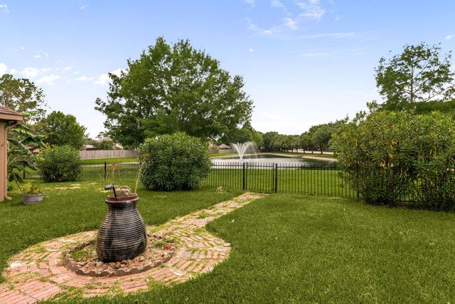 8410 Columbus Ct, Pearland, TX 77584