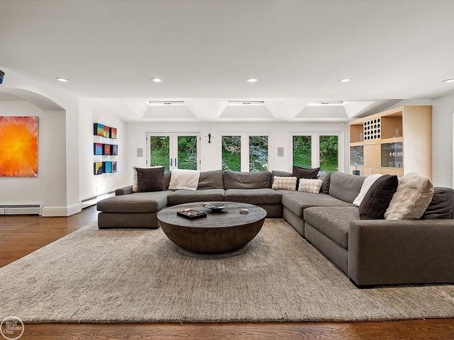 4547 Valleyview Drive, West Bloomfield, MI 48323