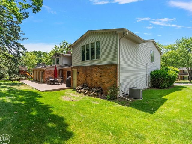 4547 Valleyview Drive, West Bloomfield, MI 48323