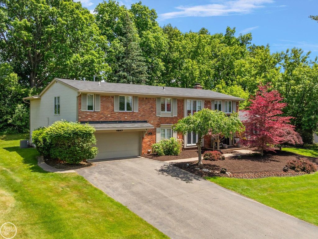 4547 Valleyview Drive, West Bloomfield, MI 48323