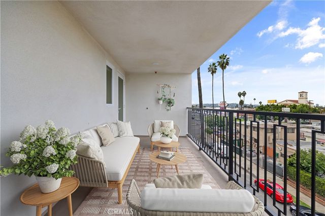 1818 S Norton Avenue 402, Los Angeles, CA 90018