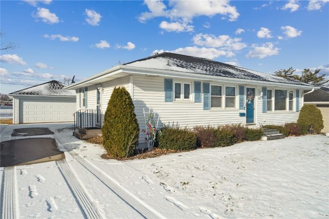 330 26th Street NW, Cedar Rapids, IA 52405