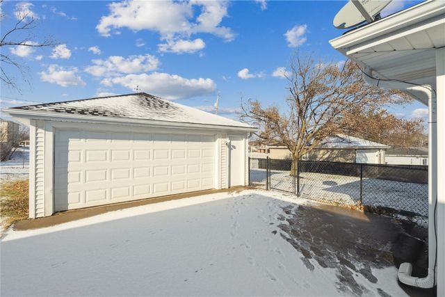 330 26th Street NW, Cedar Rapids, IA 52405