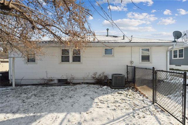 330 26th Street NW, Cedar Rapids, IA 52405