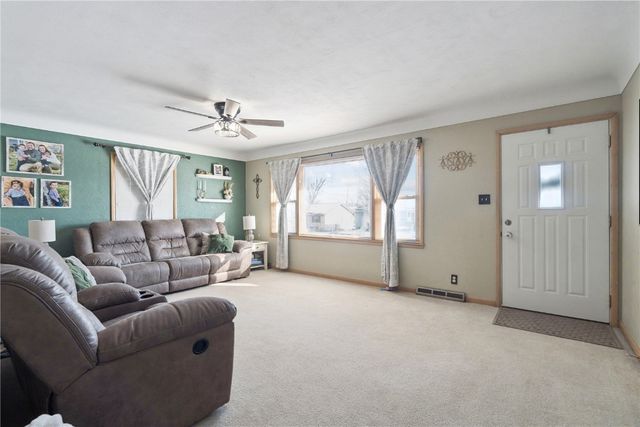 330 26th Street NW, Cedar Rapids, IA 52405