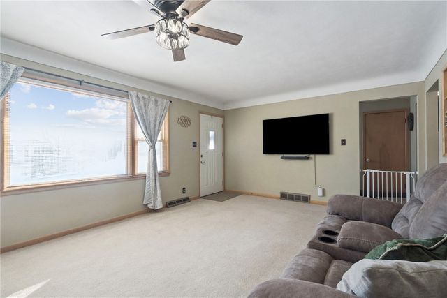 330 26th Street NW, Cedar Rapids, IA 52405