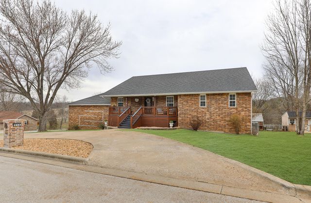 810 S 14th Avenue, Ozark, MO 65721