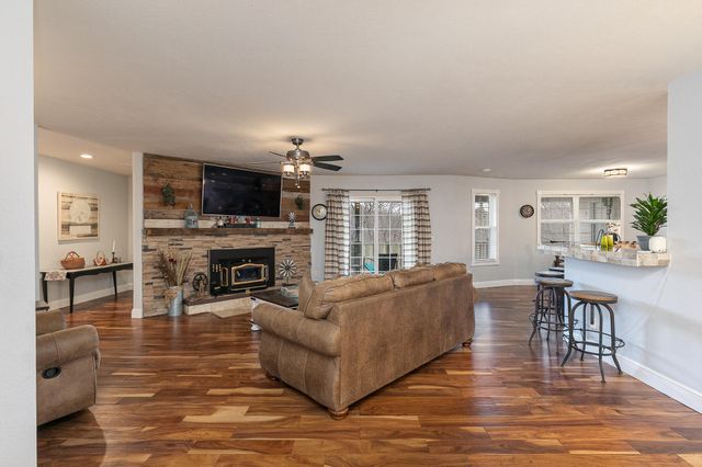 810 S 14th Avenue, Ozark, MO 65721