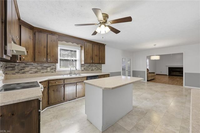 4 Faye DR, Smithfield, VA 23430