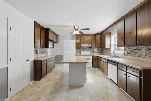 4 Faye DR, Smithfield, VA 23430