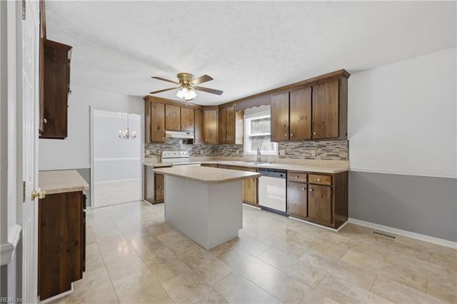 4 Faye DR, Smithfield, VA 23430