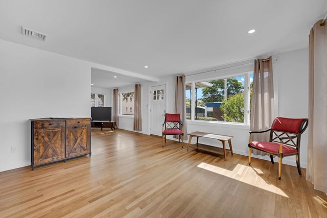 79 Chilmark St, Worcester, MA 01604