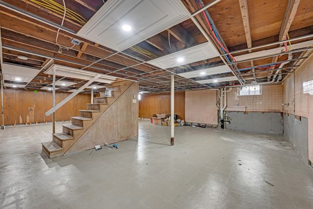 79 Chilmark St, Worcester, MA 01604