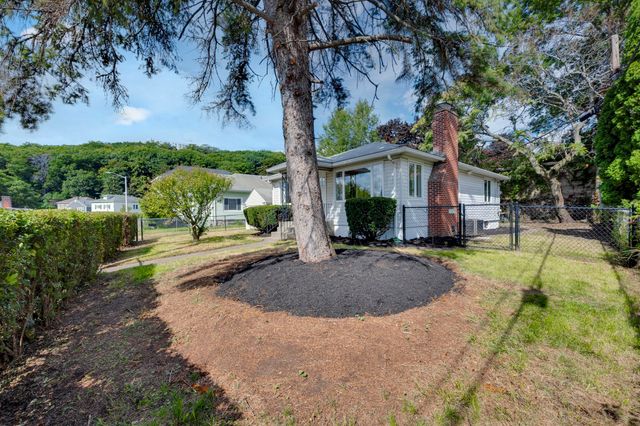 79 Chilmark St, Worcester, MA 01604