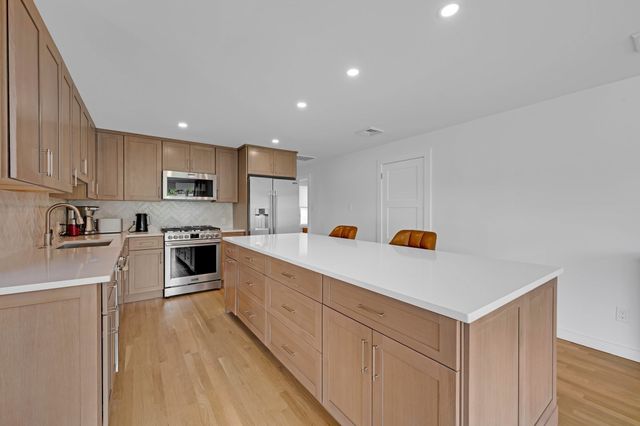 79 Chilmark St, Worcester, MA 01604