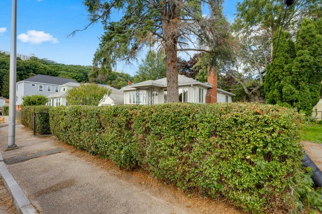 79 Chilmark St, Worcester, MA 01604